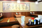 某うどん屋で。●●に座ってる男女が食べ終えて喋ってた。●●＝子連れの席とは思わないけど、大人二人ならテーブル席座ってくれよ。ていうか、喋りたいならカフェ行けよorz