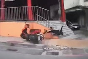 【事故】スクーター乗りさん、カーブで滑って階段に激突してしまう(°_°)
