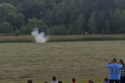 【動画】爆発物をターゲットにした射撃で危うく死にかけたカメラマン。