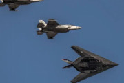 退役したはずのF-117、何も隠さずF-35と編隊飛行