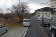 【動画】イキリ軽自動車さん、追い越しに失敗してど派手に逝く