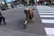 【悲報】盗撮犯、全力ダッシュで逃げるもコケて捕まるｗｗｗｗ