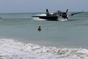 航空ショーで古い軍用機がトラブル、人が泳ぐビーチに緊急着水…第2次世界大戦の機体！