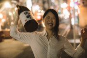 【路上飲みの人から不満の声】「警棒でパンパン叩かれない限り止めない。 店が閉まっているから、コンビニで買って飲むしかない」