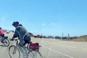 【8秒】確認不足自転車をもろにはねてしまった車のドライブレコーダーが(((ﾟДﾟ)))