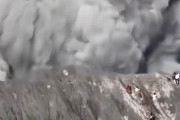 登山者が火口付近に到着した瞬間、火山が爆発…インドネシアのドゥコノ山！