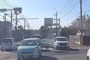【悲報】イキリプリウス乗り、交差点でブチギレしてしまうｗｗｗｗ