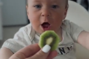【動画】　赤ちゃん、とんでもないものを無理やり食べさせられ苦悶の表情・・・