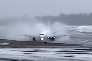 着陸時に滑走路で横っ滑りしてしまったエアバスA320の映像。