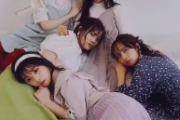 乃木坂46メンバーが折り重なるように寝そべる…