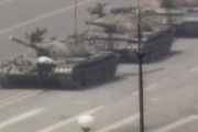 【天安門事件】戦車男（タンクマン）いつ撃たれてもおかしくない状況で大胆な行動（動画あり）
