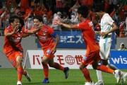 J2首位横浜FCと2位新潟が共に3連勝し自動昇格に向け前進！3位仙台は千葉に敗れ痛恨の3連敗　4位岡山は群馬に勝利！6位熊本は東京V下し5位浮上！徳島は内田劇的ゴールで山口下し2連勝　J2第33節（関連まとめ）　