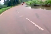 【動画】下手＋不幸＆不運。この2人乗りバイクが起こした事故が（ノ∇`）