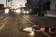 どこ見て運転。ローソンから出てきた原付きバイクがバンの側面に突っ込んでしまう事故。