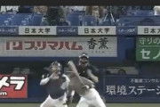 阪神・小野寺さん、ピッチャーを転ばそうとしてバットを投げてしまう