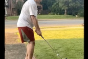 自宅の玄関前でゴルフの練習をしていたこの男ワロタ９秒動画。