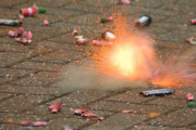 飛んできた花火が頭に刺さり爆発、10歳男児が死亡する事故が発生…中国河南省！