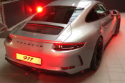 【画像】ポルシェ911さん、新型より旧型の方がカッコよくて草wwwww