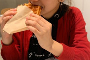 後藤楽々、また何か食ってるー