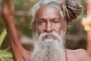 ４５年間、右腕を上げ続けているインド人男性