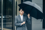 【営業マン必見】雨の日はグレーのスーツ着ろよ　契約取れるぞ