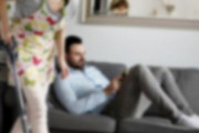 玄関からリビングまでを転々と服を脱ぎ散らかしていく夫の後ろを侍女よろしく回収しながら付いていくのも専業主婦なら当たり前？