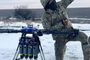 ウクライナ軍、ドローンに多数の爆弾を搭載…何kg載せられるんだろう！