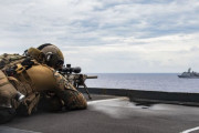 米海兵隊遠征部隊の狙撃チームが不審船舶を捜索訓練する特別強襲チームを艦上から援護支援！