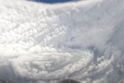 最強クラスのハリケーン・メリッサ。その台風の目に突入した航空機からの映像が美しい。