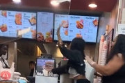 【動画】アジア人店長が雇った黒人店員、黒人客と大喧嘩して店をメチャクチャにしてしまう