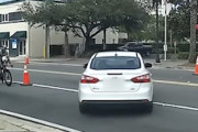【動画】トライアスロンの交通規制に突っ込んだ車を追跡するパトカーの車載。