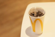 マクドナルド､紙ストローを廃止してカップのフタに飲み口 11月19日から順次全国展開