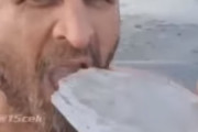 氷点下の海に体を浸からせ氷をバリバリ食べる男に海外がドン引き！海外の反応