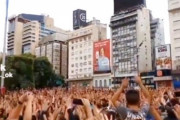 【動画】アルゼンチン人、なぜか20000万人が広場に集結し鳥山明を追悼してしまう