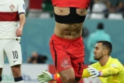 【Ｗ杯】韓国人「韓国人選手が興奮のあまり上着を脱いで審判から警告を受けてしまう‥」脱いでも無罪、その理由がこちらです‥ﾌﾞﾙﾌﾞﾙ　韓国の反応