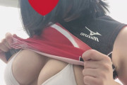 【画像あり】陸上女子、胸がでかすぎてユニフォームから乳がはみ出る