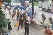 【中国広東省】人民が突然、露店の商品を集団万引き