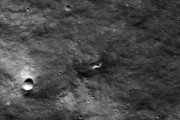月面に新たなクレーターを発見、ロシア探査機「ルナ25号」衝突で形成か…NASA！