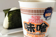 昼にカップラーメンとおにぎりを出したら旦那が激怒。旦那「お母さんが昼にカップラーメンなんて出してきたらすぐ報告しろ」息子「でも…」