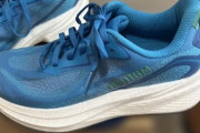 ワークマンのスニーカー、あまりにもHOKAに似すぎてる…ええんか？