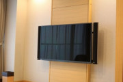 自分でテレビを壁にかけるのって難しい？