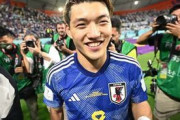 【日本代表】「これぞ本当の信頼関係」「パパと息子みたい」堂安律と吉田麻也の熱いハグショットが反響！堂安は「最高のキャプテン」と称賛の言葉