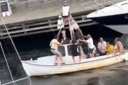 【動画】パリピさん、港を出る前にボートを沈めてしまうｗｗｗｗ