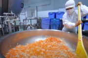 海外「日本の食育は本当に素晴らしい！」1日2700食を作る日本の給食センターを紹介した動画を見た海外の反応
