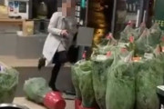 女性「このスーパーってカード使えないの！？なんでよおおおお！！」 発狂して暴走してしまう