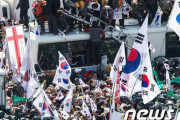 韓国人「日本人と韓国人の特性が半々に混ざれば完璧に成れると思う」日本のデモと韓国デモの違いがコチラ‥　韓国の反応