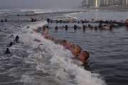 波打ち際に人間の鎖? 米海軍海軍特殊戦センターで休止していたシールズと特殊戦戦闘艇乗員の選抜過程を再開！