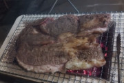 【画像】炭で肉焼く
