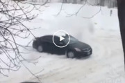 凍結した路面、車輪が滑り前に進まない状況の車が意外な方法で脱出か！？その方法とは…海外の反応