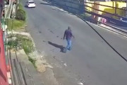 【動画】明らかにスピード出しすぎな車に歩行者がはねられてしまう事故。